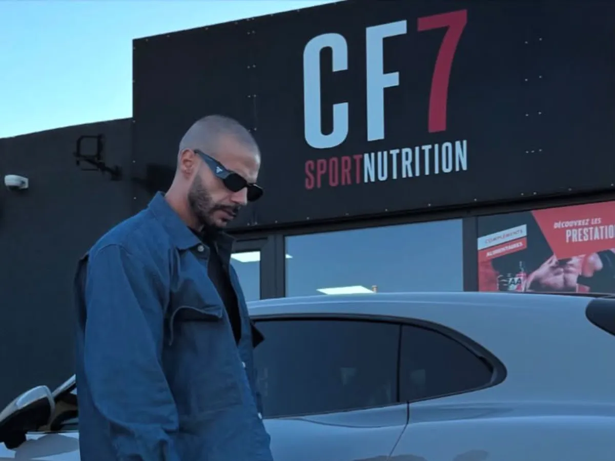 Teddy devant un magasin CF7 Sport Nutrition, sous l’enseigne.